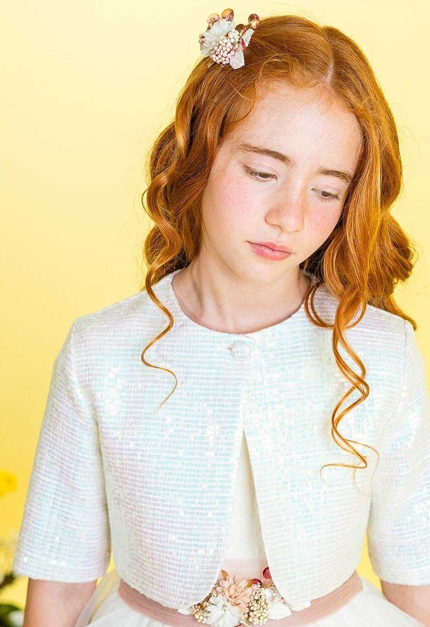 Niña con bolero de comunión crudo