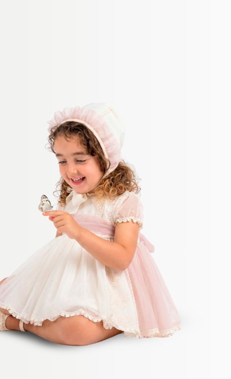 Niña con vestido de ceremonia de tul y capota