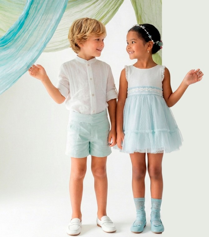 Niño y niña vestidos de ceremonia en tonos agua