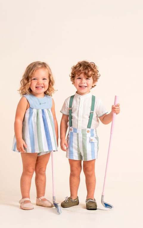 Niña y niño pequeños con conjuntos de rayas